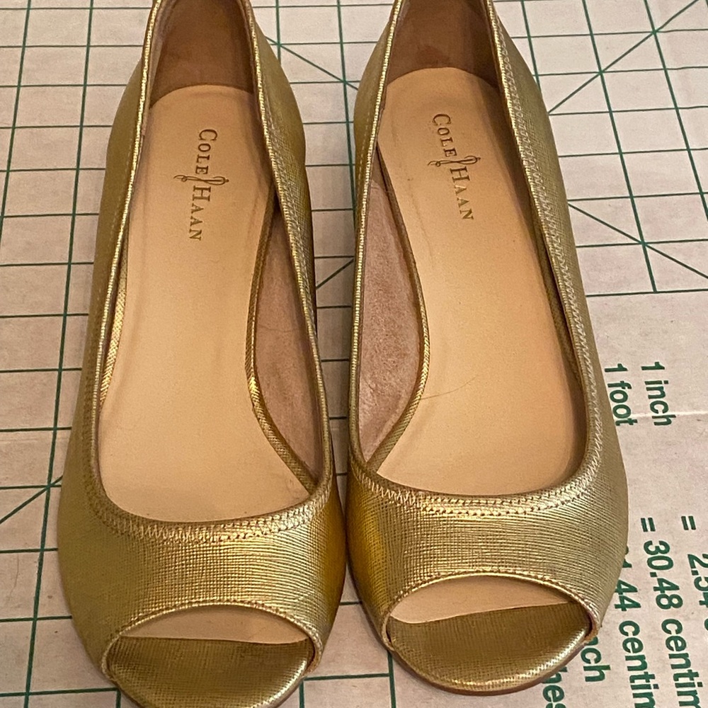 Cole Haan Nike Air Gold Metallic Peep Toe Wedge low heels 7B